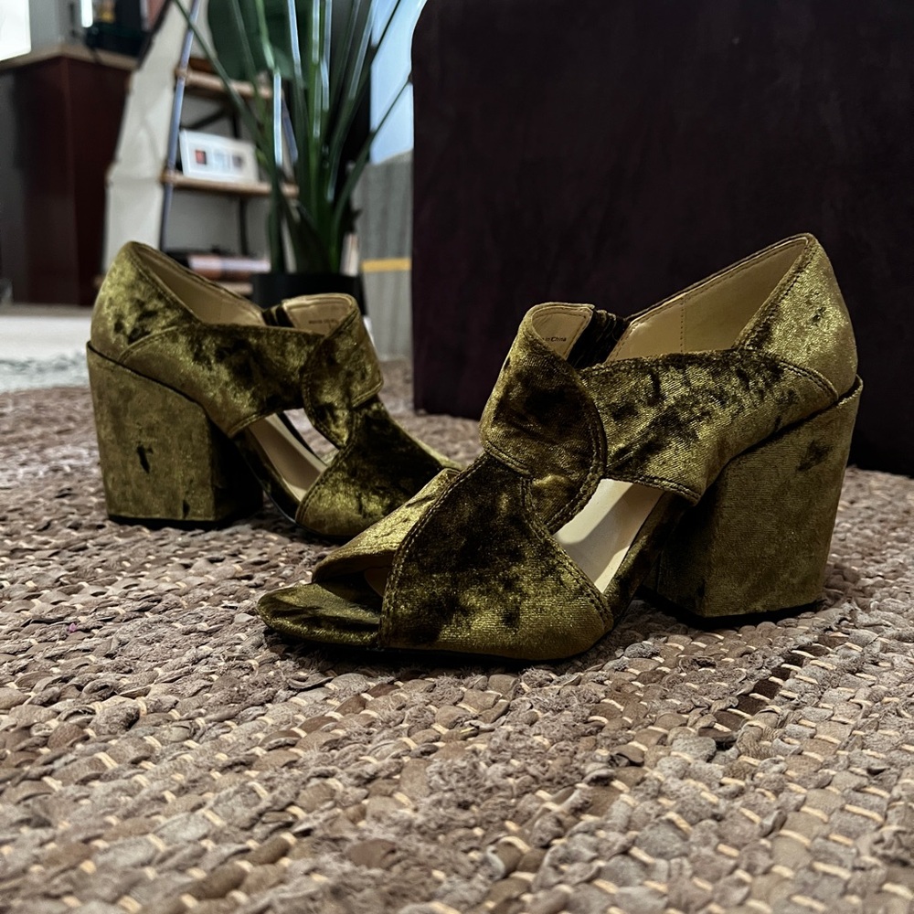 Elegant Vintage Velvet Peep-Toe Block Heels